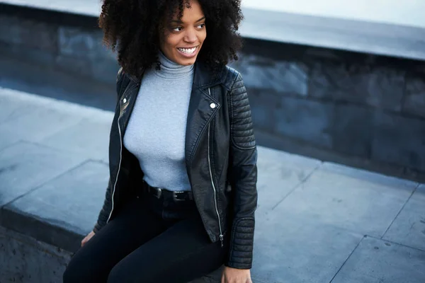 Χαρούμενη Νεαρή Αφροαμερικανή Γυναίκα Κατσαρά Μαλλιά Κομψό Μαύρο Δερμάτινο Παλτό — Φωτογραφία Αρχείου