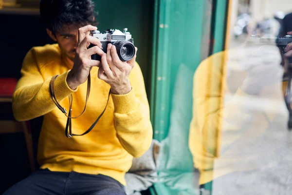 Fotógrafo Masculino Étnico Sério Uso Casual Tirando Fotos Câmera Fotográfica — Fotografia de Stock