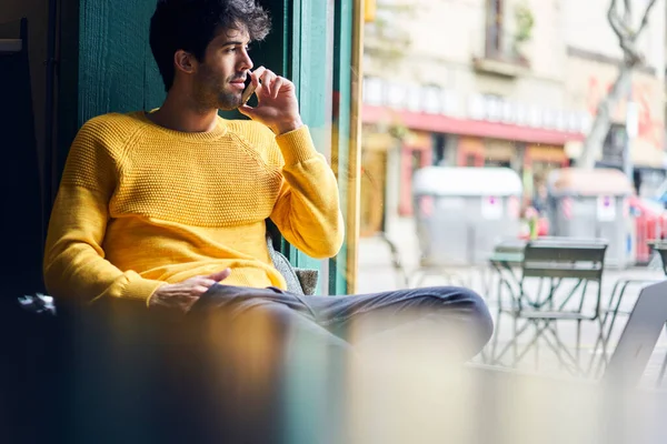 Junger Bärtiger Mann Schicken Outfit Sitzt Auf Stuhl Gemütlichem Café — Stockfoto