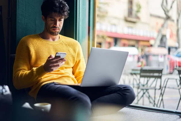 Ernsthafter Bärtiger Hispanischer Freiberufler Stylischem Outfit Sitzt Auf Gemütlicher Couch — Stockfoto