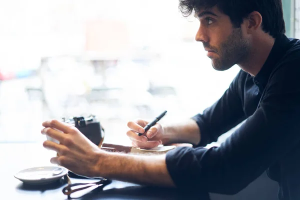 Vue Latérale Journaliste Adulte Tenue Sombre Assis Table Dans Café — Photo