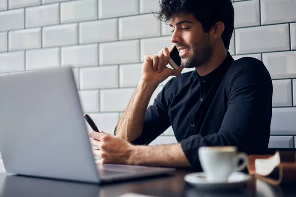 Happy Etnische Man Freelancer Casual Kleding Glimlachen Praten Smartphone Tijdens — Stockfoto