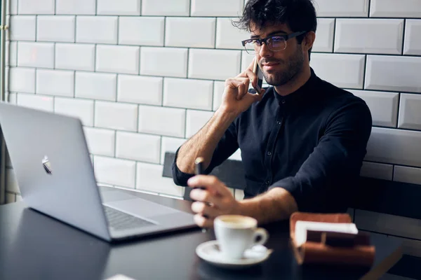 Contenido Freelancer Masculino Étnico Ropa Casual Anteojos Sentados Mesa Madera — Foto de Stock