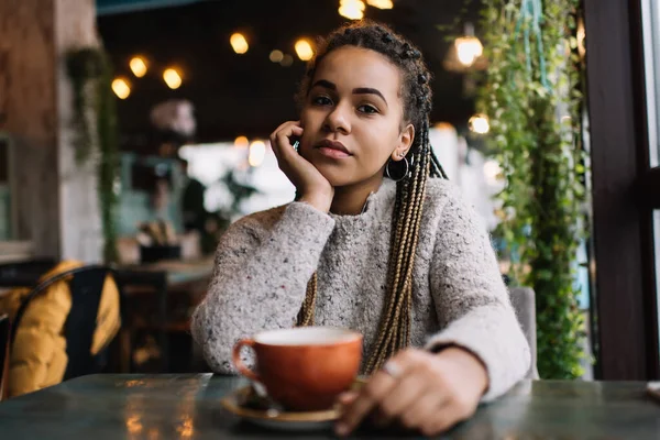 Retrato Cliente Afro Americano Atraente Sentado Mesa Lanchonete Com Xícara — Fotografia de Stock