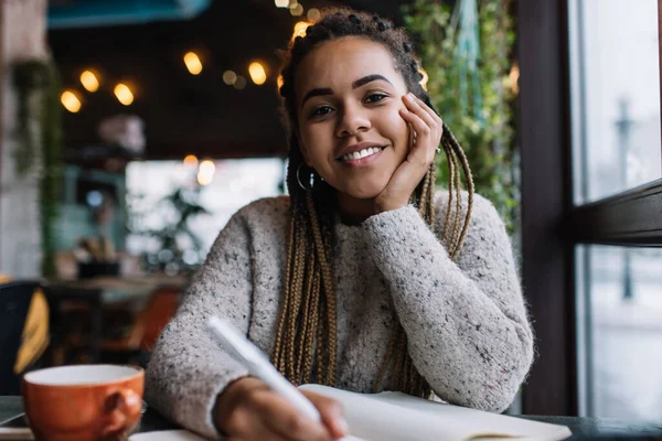 Ritratto Bella Ragazza Hipster Con Sorriso Carino Sul Viso Posa — Foto Stock