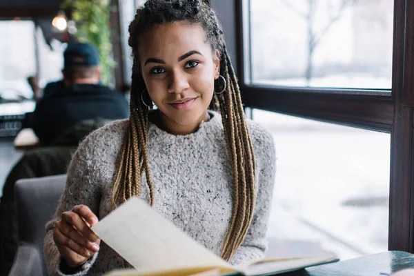 Porträt Eines Charmanten Hipster Mädchens Mit Wissensnotizbuch Das Während Des — Stockfoto