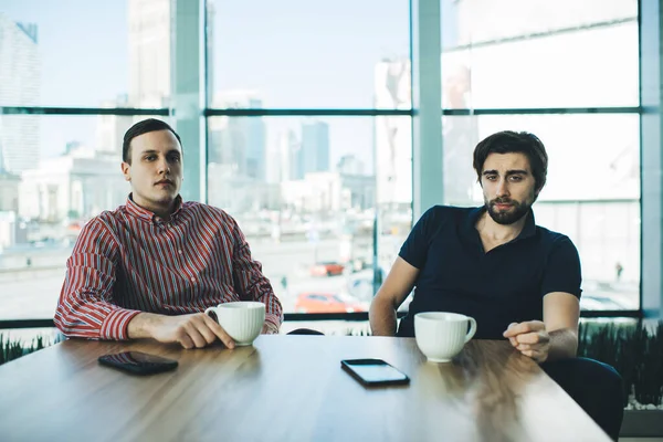 Serieuze Multiraciale Mannelijke Collega Casual Outfit Zittend Aan Houten Tafel — Stockfoto