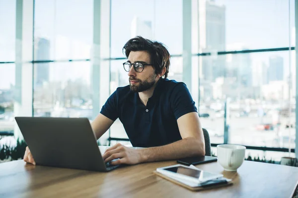 Hombre Étnico Serio Anteojos Ropa Casual Sentado Oficina Moderna Portátil — Foto de Stock