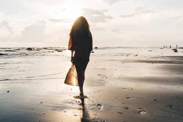 Visão Traseira Turista Feminino Descalço Irreconhecível Vestido Maxi Luz Andando — Fotografia de Stock