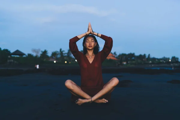 Full Length Calm Asian Woman Sitting Yoga Pose Sandy Shore — Stock Photo, Image