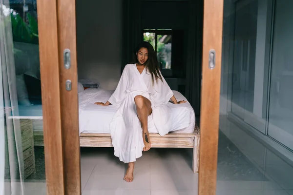 Full Body Blootsvoets Sensuele Aziatische Vrouw Witte Jurk Zittend Comfortabel — Stockfoto