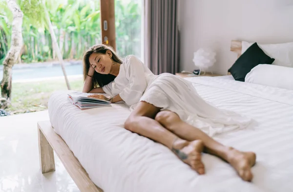 Wanita Asia Yang Tenang Dengan Gaun Putih Berbaring Tempat Tidur — Stok Foto