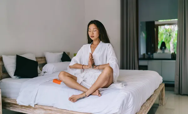 Kalm Aziatisch Dame Nachtjapon Met Lang Haar Zitten Lotus Poseren — Stockfoto