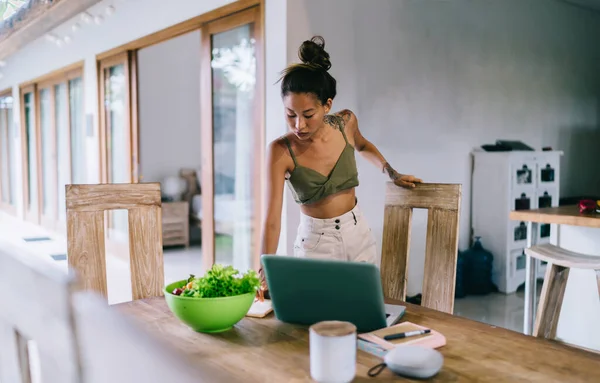 Young Skinny Ethnic Freelancer Hair Bun Standing Table Laptop Bowl — Stock Photo, Image