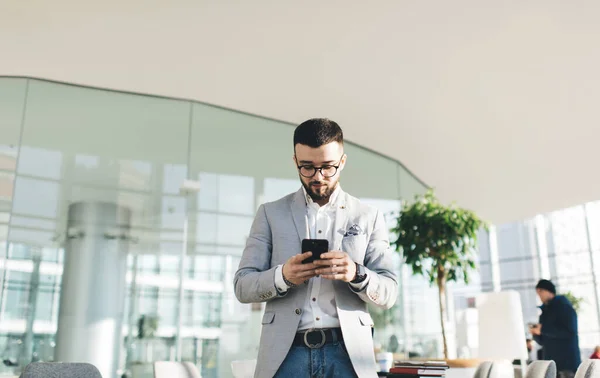Geconcentreerde Mannelijke Office Manager Formele Slijtage Messaging Mobiele Telefoon Terwijl — Stockfoto