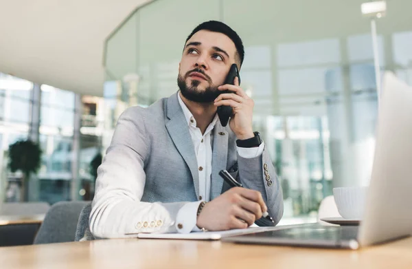 Niedriger Winkel Junger Gut Aussehender Männlicher Ceo Mit Stift Und — Stockfoto