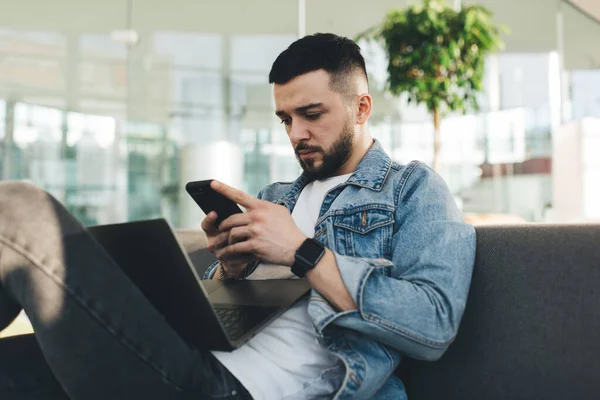 Jeune Homme Pensif Vêtements Décontractés Avec Barbe Aide Smartphone Ordinateur — Photo