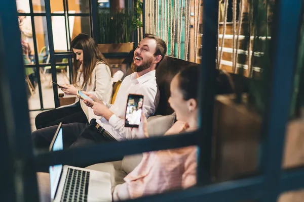 Grupo Amigos Que Trabajan Pasan Tiempo Juntos Sentados Sofá Mientras — Foto de Stock