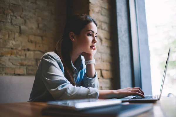 Side View Young Concentrated Female Freelancer Sitting Table Window Leaning — Stock Photo, Image