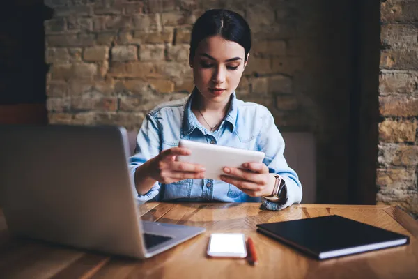 Trabajadora Remota Femenina Seria Tableta Navegación Ropa Casual Mientras Está — Foto de Stock