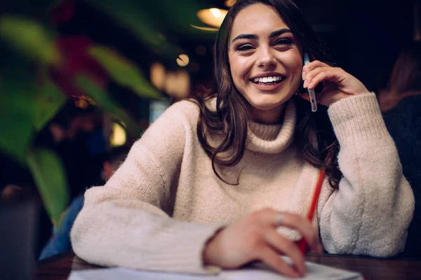 Vrolijke Jonge Brunette Dame Lachen Terwijl Het Hebben Van Telefoon — Stockfoto