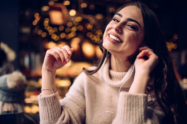 Retrato Joven Mujer Alegre Con Pelo Largo Oscuro Sentado Cafetería —  Fotos de Stock