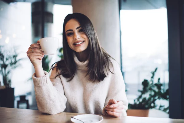 Mujer Alegre Suéter Casual Sonriendo Mirando Cámara Mientras Sienta Mesa — Foto de Stock