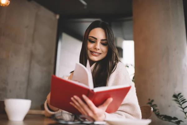 Low Angle Smiling Woman Turning Pages Book While Spending Free — Stock Photo, Image