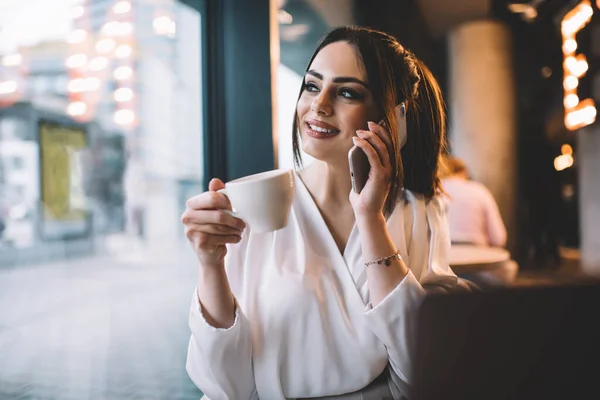 Mujer Positiva Traje Elegante Sentado Acogedora Cafetería Beber Café Mientras — Foto de Stock