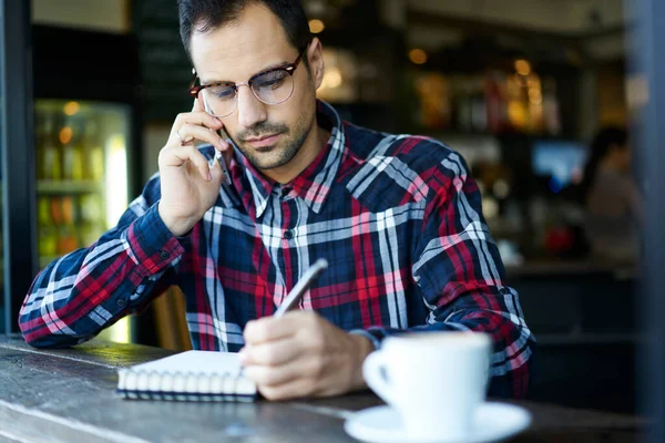 Konsentrert Mannlig Frilanser Hverdagsklær Briller Som Skriver Ideer Kopimaskiner Mens – stockfoto