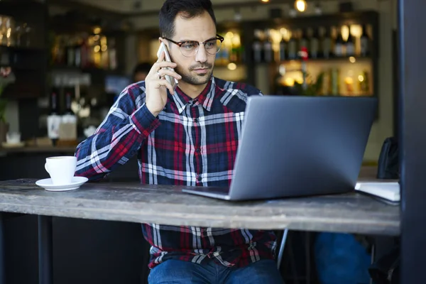 Pensativo Barbudo Freelancer Masculino Ropa Casual Gafas Que Trabajan Proyecto — Foto de Stock