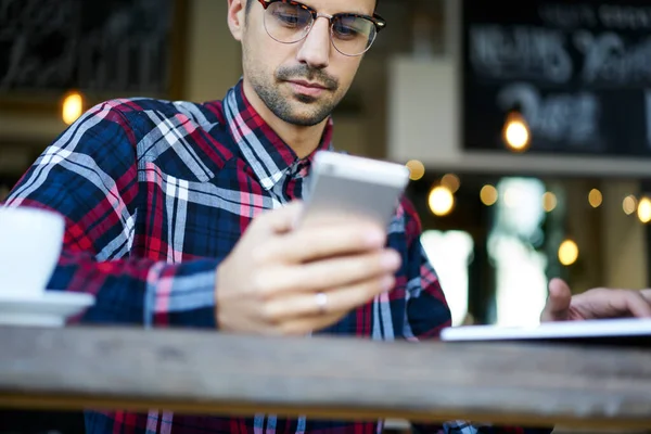 Lage Hoek Van Gewas Ernstige Man Casual Slijtage Bril Browsen — Stockfoto