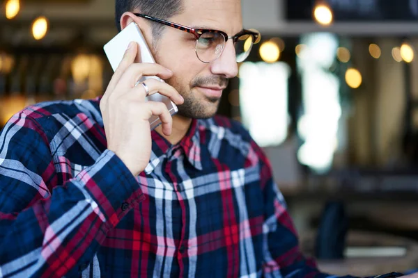 Cultivo Pensativo Masculino Traje Casual Gafas Que Hablan Teléfono Móvil — Foto de Stock