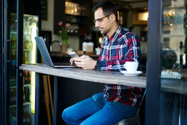 Freelancer Barbudo Adulto Enfocado Ropa Casual Anteojos Sentado Cafetería Calle — Foto de Stock