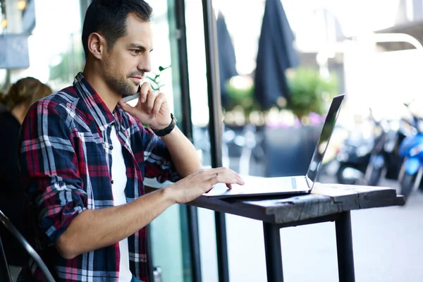 Vista Lateral Del Hombre Reflexivo Traje Casual Usando Touchpad Ordenador — Foto de Stock