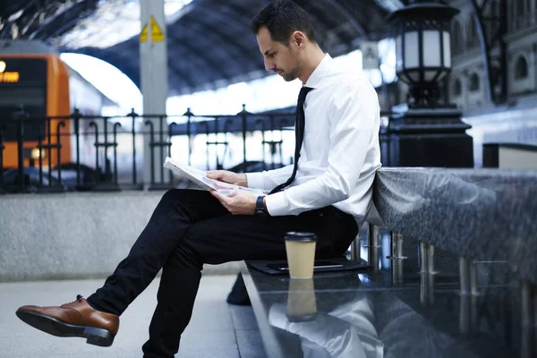 Seitenansicht Eines Selbstbewussten Männlichen Managers Formellen Anzug Der Auf Einer — Stockfoto