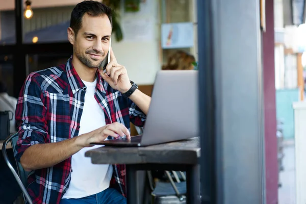 Conteúdo Masculino Roupa Casual Sentado Mesa Madeira Com Laptop Sorrindo — Fotografia de Stock