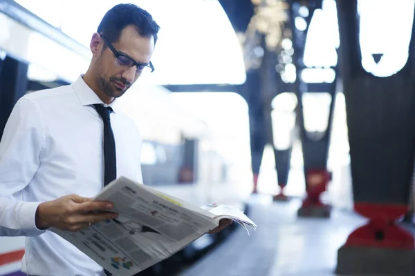 Jovem Empresário Atencioso Roupa Formal Óculos Lendo Artigo Jornal Enquanto — Fotografia de Stock
