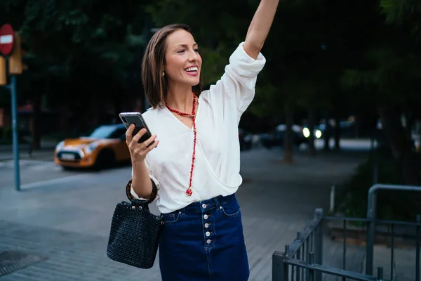 Kaukasiska Flicka Casual Wear Håller Mobiltelefon Gadget Fånga Taxi Taxi — Stockfoto