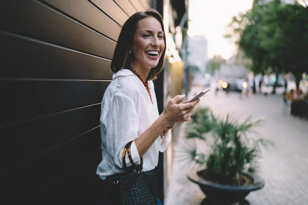 Pół Długości Portret Ząbczastej Blogerki Mobilną Technologią Uśmiechniętą Kamery Podczas — Zdjęcie stockowe