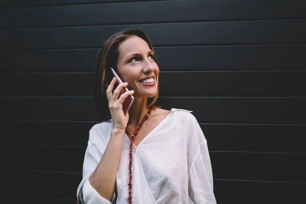 Allegro Donna Caucasica Godendo Conversazione Cellulare Positivo Discutere Vacanze Viaggio — Foto Stock