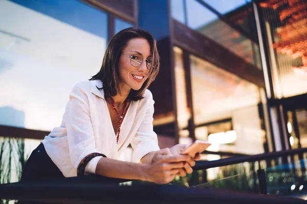 Vakker Kvinnelig Blogger Med Mobiltelefon Smil Til Kamera Lystig Hvit – stockfoto