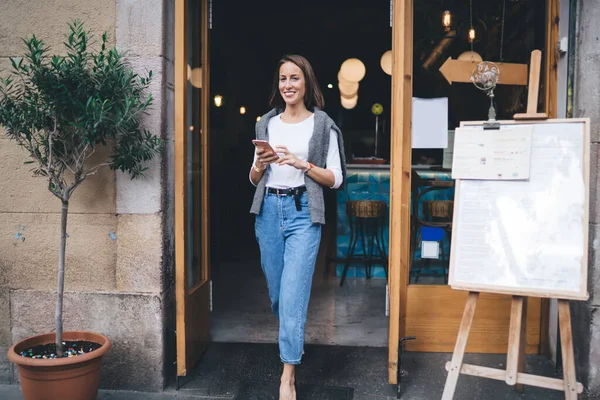 Full Length Portret Van Vrolijke Vrouwelijke Blogger Met Een Perfecte — Stockfoto