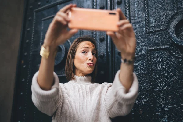 Baixo Ângulo Fêmea Adulta Positiva Roupas Casuais Tirando Selfie Smartphone — Fotografia de Stock