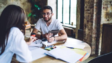 Göz düzeltmesi için optik gözlük takan Türk girişimci, dokunma yastığından internet sitesi, birlikte çalışma ve öğrenim gören bin yıllık öğrenciler hakkında görüşmek üzere bayan meslektaşıyla konuşuyor