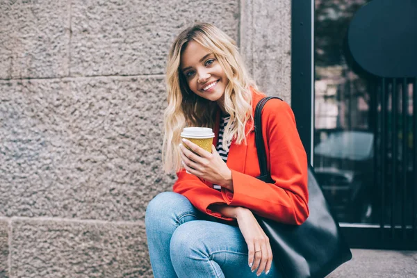 Halblanges Porträt Eines Glücklichen Kaukasischen Fashionista Mit Koffeingetränk Der Hand — Stockfoto