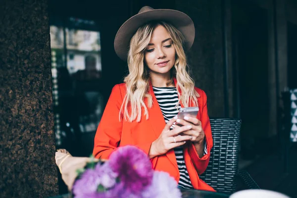 Millennial Bloggerin Stylischem Hut Mit Handy Anwendung Für Online Chats — Stockfoto