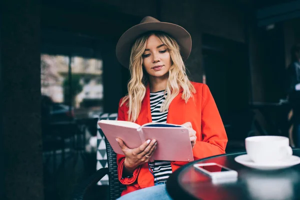 Jonge Vrouwelijke Student Controleren Notities Informatie Uit Het Onderwijs Leerboek — Stockfoto