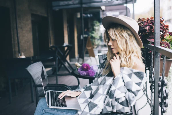 Bella Fashion Blogger Utilizzando Computer Portatile Rete Nei Social Media — Foto Stock