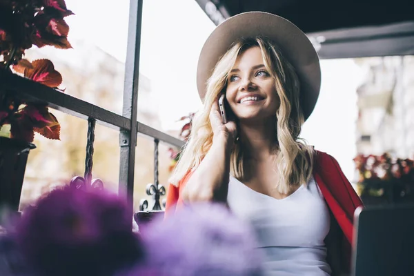 Smiling Freelancer Perempuan Menikmati Percakapan Ramah Bergerak Dalam Roaming Membahas — Stok Foto
